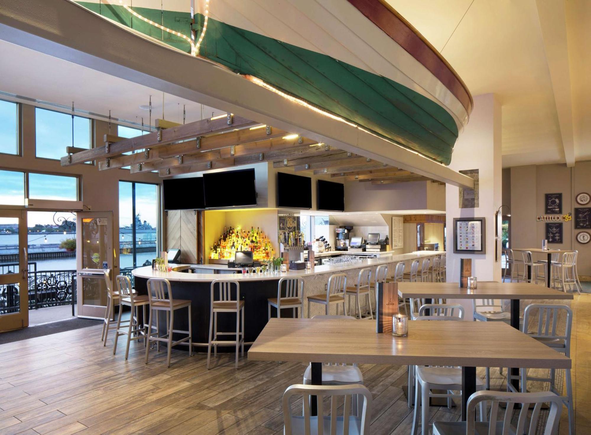 Hilton Philadelphia At Penn'S Landing Hotel Bagian luar foto